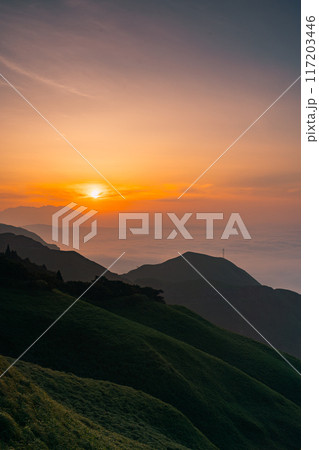 山頂から見る夜明けの山並み 117203446