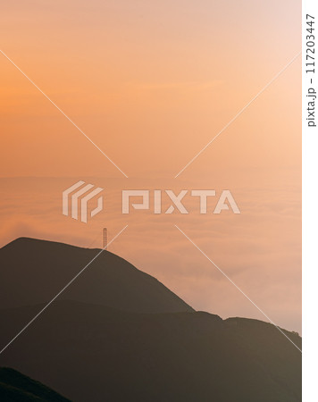山頂から見る夜明けの山並み 山頂から見る夜明けの山並み 117203447