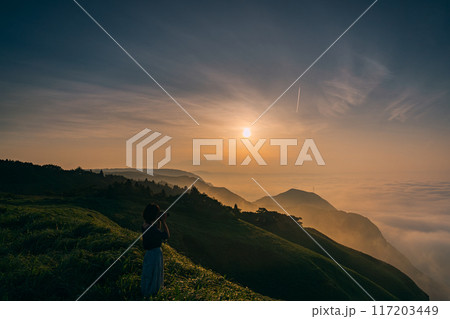 山に沈む夕日 117203449