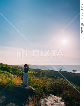 雲海に覆われた山 117203457