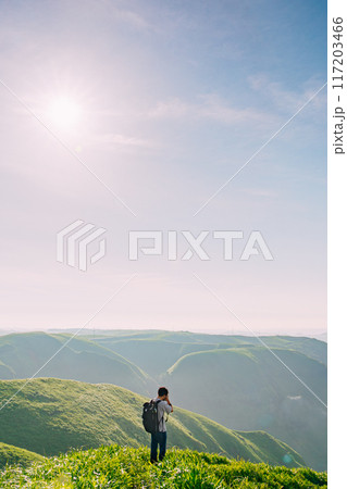山頂から景色を眺める登山者 117203466