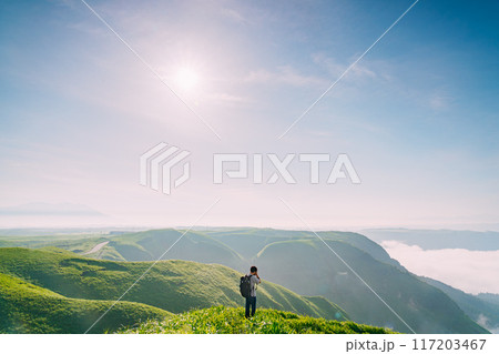 山頂から景色を眺める登山者 117203467