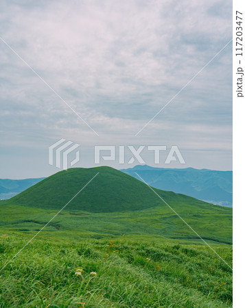米塚の見える草原 米塚の見える草原 117203477