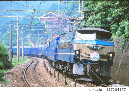 東京駅に向けて走る寝台特急さくら、はやぶさ号 東京駅に向けて走る寝台特急さくら、はやぶさ号 117204177