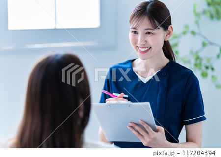美容クリニックでカウンセリングをする女性スタッフ 美容クリニックでカウンセリングをする女性スタッフ 117204394