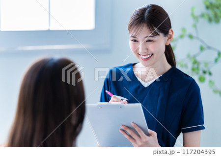 美容クリニックでカウンセリングをする女性スタッフ 美容クリニックでカウンセリングをする女性スタッフ 117204395
