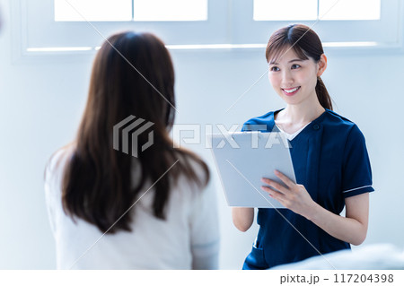 美容クリニックでカウンセリングをする女性スタッフ 117204398