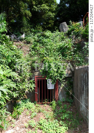 【筑西市 茨城県指定史跡 方墳「船玉古墳」横穴式石室の入口】 【筑西市 茨城県指定史跡 方墳「船玉古墳」横穴式石室の入口】 117204427