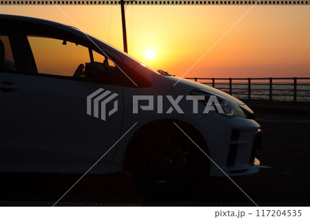 車と夕方の海の風景 117204535