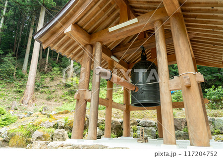 岐阜県揖斐川町　西美濃三十三霊場第一札所の新緑の横蔵寺の鐘楼 117204752