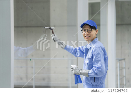 窓清掃をするクリーニングスタッフ 117204765