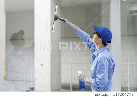 窓清掃をするクリーニングスタッフ 窓清掃をするクリーニングスタッフ 117204778