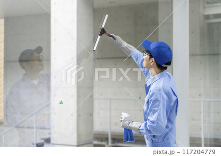 窓清掃をするクリーニングスタッフ 117204779