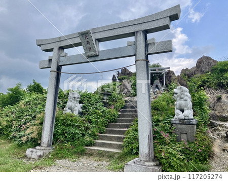 谷川岳山頂天神峠にある鳥居 117205274