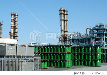コンビナートに並んだドラム缶 コンビナートに並んだドラム缶 117205292