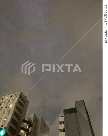 マンションの上に浮かぶ雲 117205315