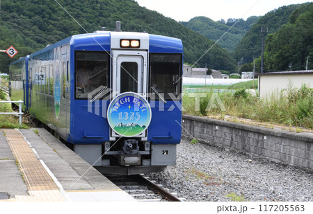 JR小海線、佐久海ノ口駅を通過する観光列車「HIGH RAIL 1375」 117205563