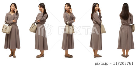スマホで電話する女性の全身人物切り抜き素材 117205761
