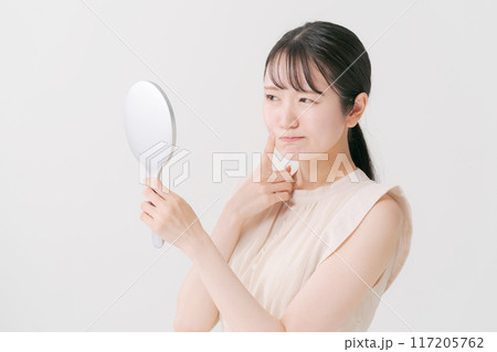 肌荒れに悩む女性 117205762