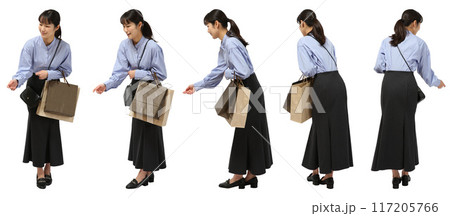 ショッピング中の女性の全身人物切り抜き素材 117205766