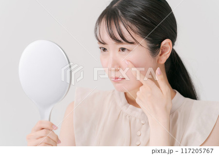 肌荒れに悩む女性 117205767