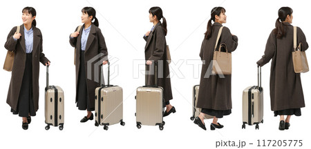 スーツケース持参で冬の旅行をする女性の全身人物切り抜き素材 117205775