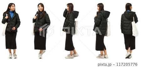黒いダウンコートを着た女性の全身人物切り抜き素材 黒いダウンコートを着た女性の全身人物切り抜き素材 117205776