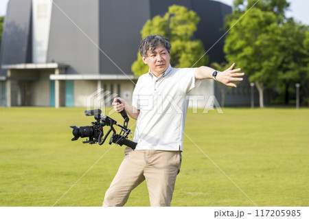 ジンバルを使った動画撮影をする男性｜一眼レフ｜映画撮影イメージ｜テレビ撮影イメージ｜広告撮影イメージ 117205985
