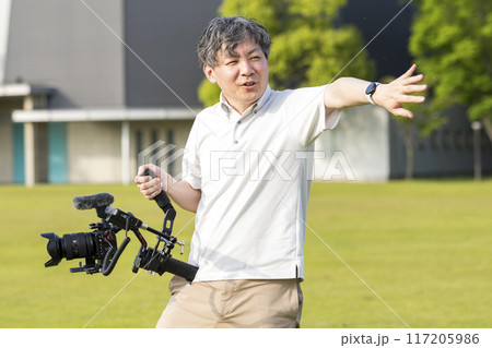 ジンバルを使った動画撮影をする男性｜一眼レフ｜映画撮影イメージ｜テレビ撮影イメージ｜広告撮影イメージ 117205986