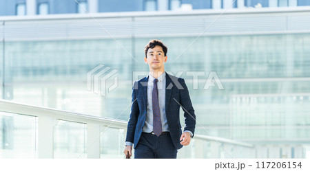 オフィス街を歩く日本人男性ビジネスマン 117206154