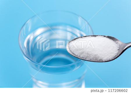 経口補水液の粉末とグラスの水 117206602