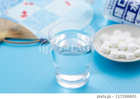 熱中症対策イメージ（経口補水液と塩分補給タブレット） 117206603