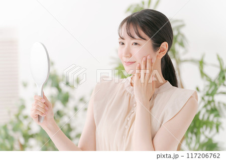鏡を見る笑顔の女性 鏡を見る笑顔の女性 117206762