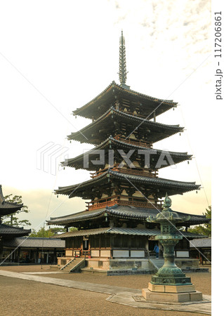 世界遺産　聖徳宗総本山法隆寺西院伽藍　五重塔 117206861