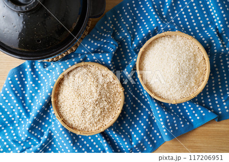 ざるに盛った発芽米と白米 ざるに盛った発芽米と白米 117206951