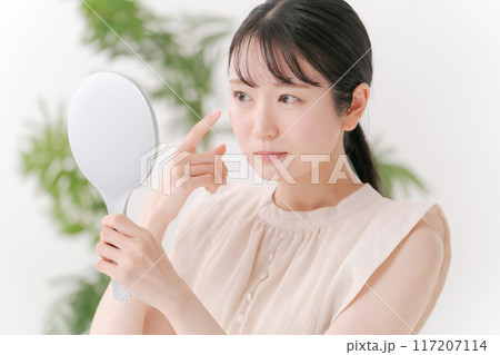 目元のトラブルに悩む女性 目元のトラブルに悩む女性 117207114