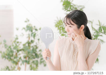 目元のトラブルに悩む女性 目元のトラブルに悩む女性 117207115
