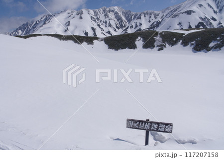 5月上旬の立山黒部アルペンルート　雪に覆われた立山室堂のみくりが池 117207158