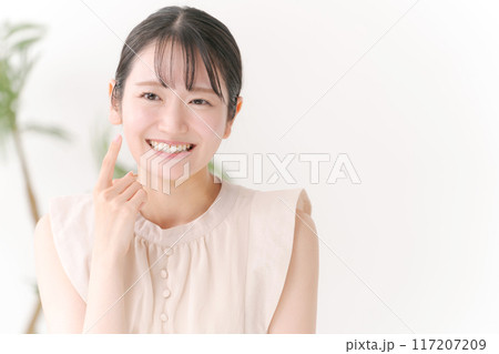 頬を触る20代の女性 頬を触る20代の女性 117207209
