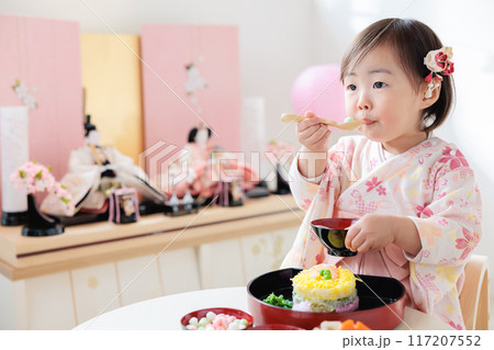 桃の節句のお食事　ひな祭りを祝う女の子 117207552