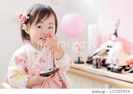 ひな祭り 金平糖を食べる1歳児 ひな祭り 金平糖を食べる1歳児 117207554