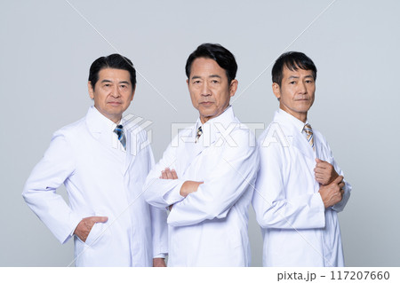 ミドルシニアの白衣の男性 117207660