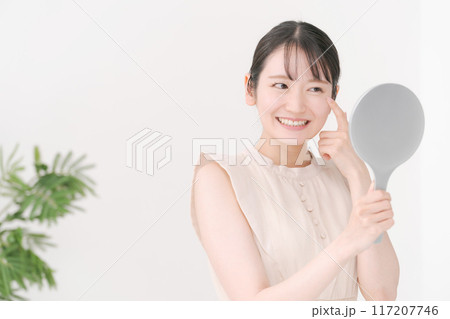 手鏡を持つ笑顔の女性 手鏡を持つ笑顔の女性 117207746