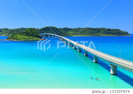 【山口県】快晴の角島大橋（海士ヶ瀬ロード） 117207974