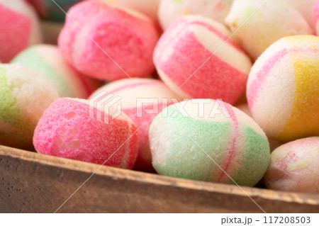 カラフルな手まり麩のクローズアップ カラフルな手まり麩のクローズアップ 117208503