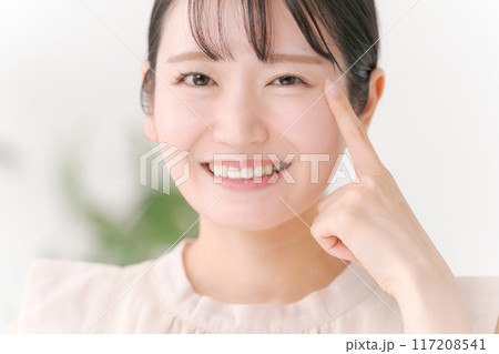 目元を指差す若い女性 目元を指差す若い女性 117208541