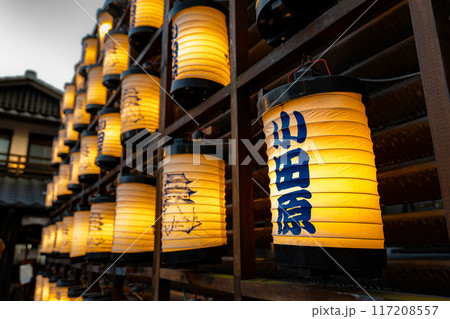 日本の伝統的ランタンである「ちょうちん」を模したディスプレイ。日本語で小田原と書かれている, 117208557