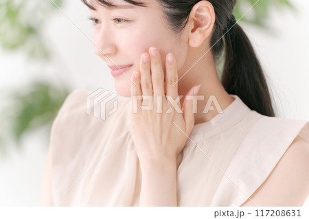肌の潤いを実感する若い女性 117208631
