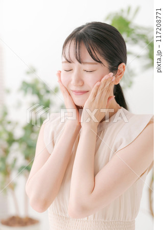 肌の潤いを実感する女性 肌の潤いを実感する女性 117208771