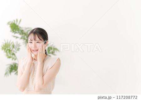 肌の潤いを実感する女性 肌の潤いを実感する女性 117208772